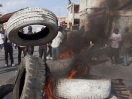 Haiti - Social : Violent clash students-CIMO on the Champ de Mars