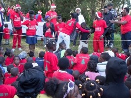 Haiti - Social: Santa Claus offers toys and roof sheets in Obléon