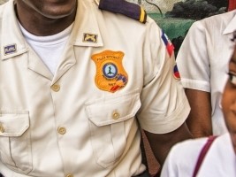 Haïti - Politique : Le PM Jouthe annonce une prime de 10,000 Gourdes aux policiers