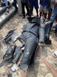 Haïti - FLASH : Un fou détruit une statue de J-J Dessalines, sous les applaudissements