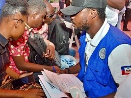 Haiti - Social : Distribution of checks to displaced persons for relocation