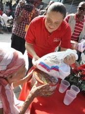 Haïti - Social : Sophia Martelly fête Noël avec le 3ème âge