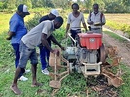 Haiti - Taiwan : Haitian farmers assisted with the maintenance of their machinery