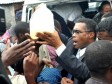 Haiti - Social : The Minister of the Interior provides aid to flood victims